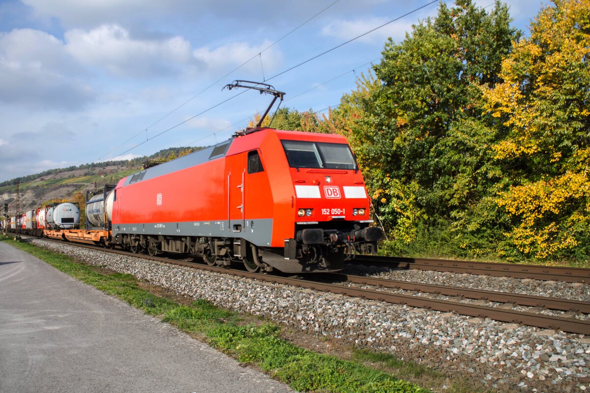 152 050-1 ist mit einem Aufliegerzug in Richtung Würzburg unterwegs,am 12.10.2022 bei Thüngersheim