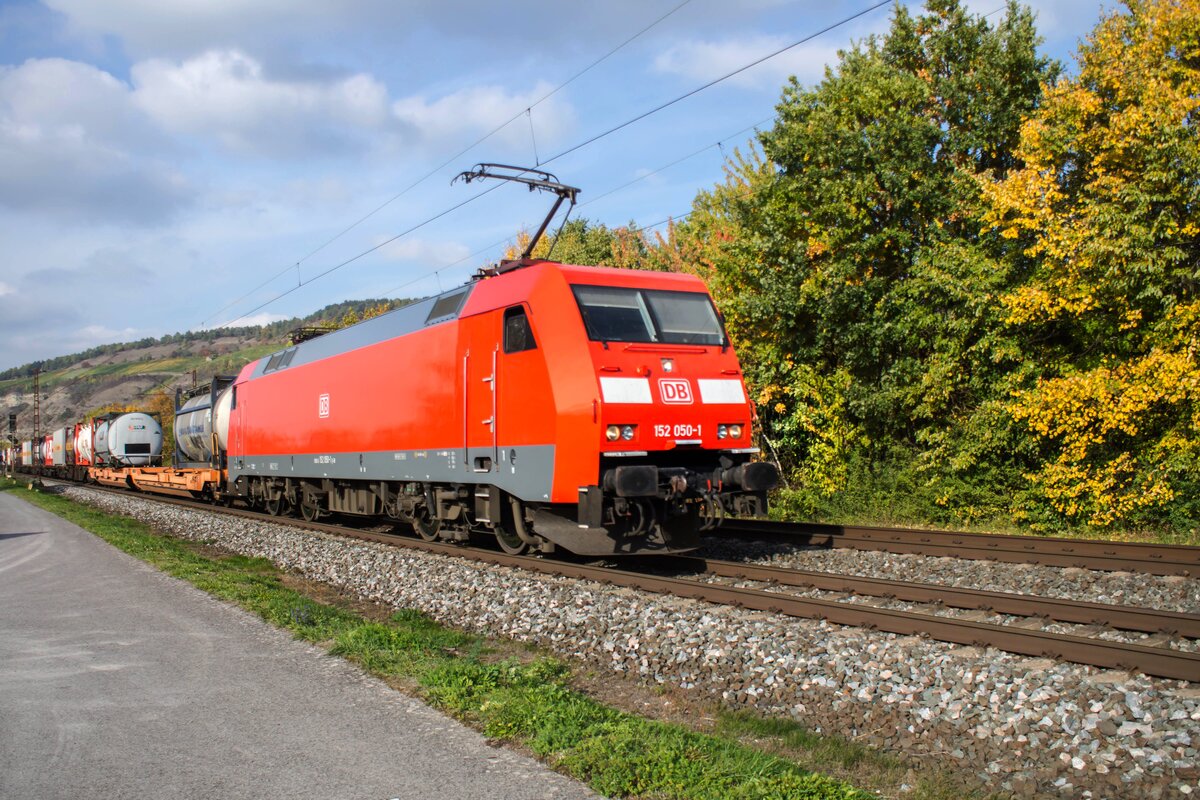 152 050-1 ist mit einem Aufliegerzug in Richtung Würzburg unterwegs,am 12.10.2022 bei Thüngersheim