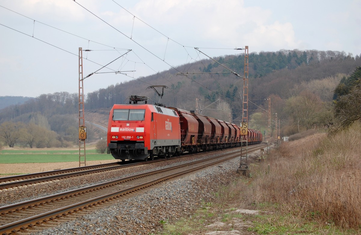 152 050-1 mit einem Ganzzug aus Tanoos am 19.04.2013 bei Salzderhelden
