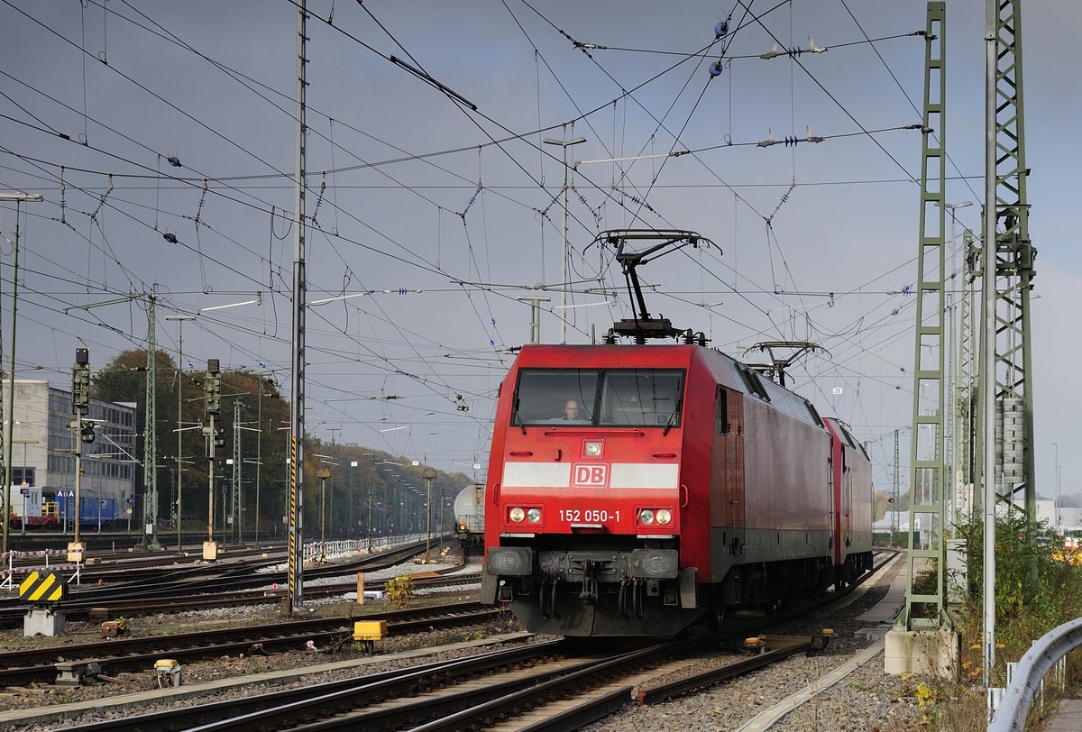 152 050-1 mit Schwesterlok 152 062 am Harken bei einer Rangierfahrt, am 27.10.2016 im Aachener West Bahnhof