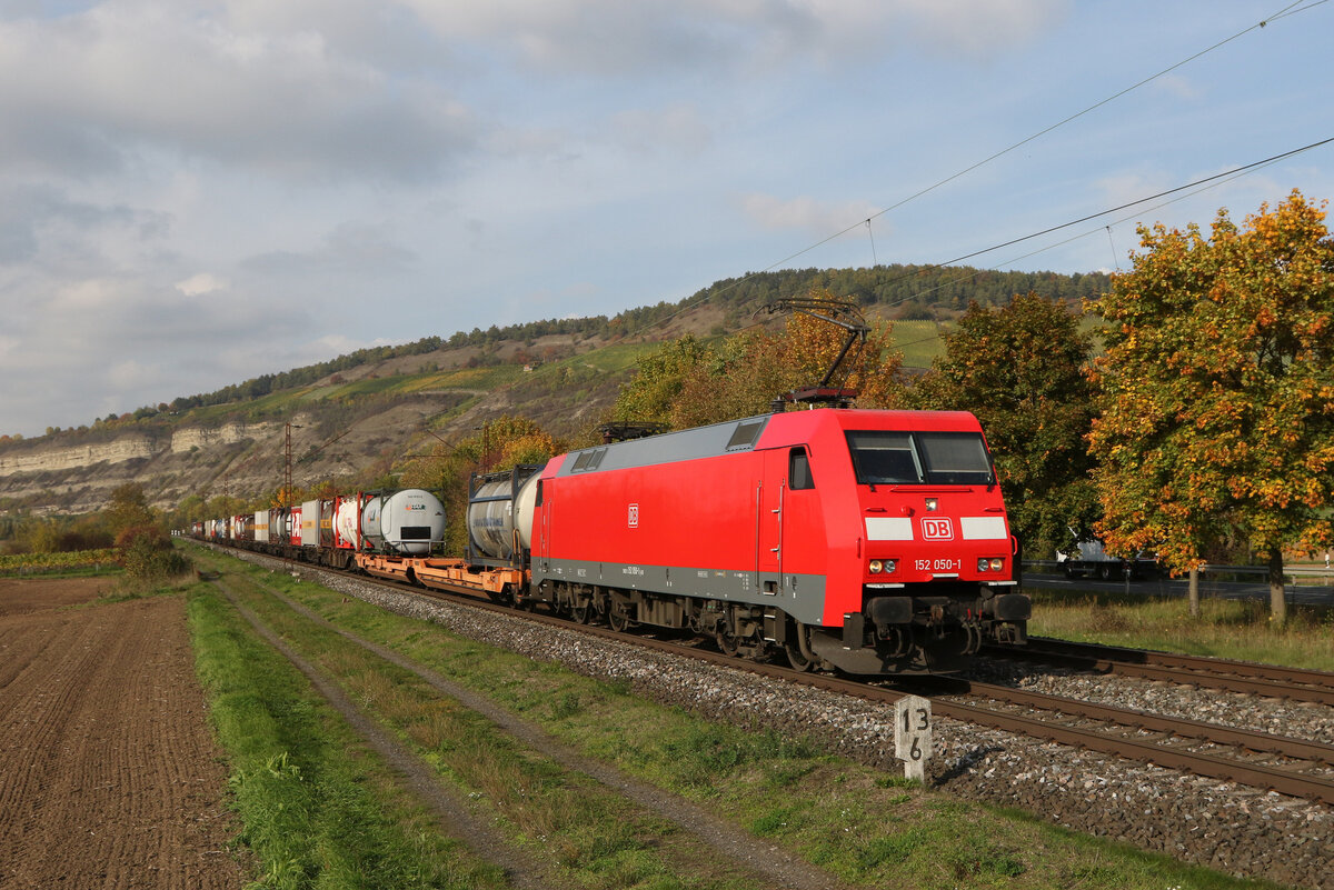 152 050 mit einem  KLV  aus Gemünden kommend am 12. Oktober 2022 bei Thüngersheim im Maintal.