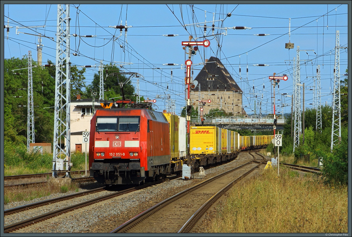 152 051-9 der DB Cargo fährt am 28.08.2022 mit einem DHL-Containerzug in den Bahnhof Sangerhausen ein.