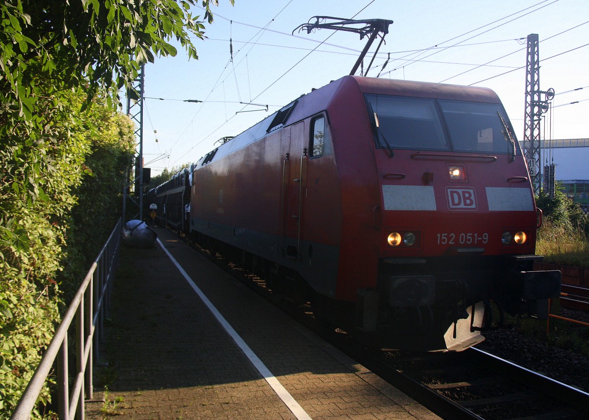 152 051-9 DB kommt die Kohlscheider-Rampe hoch aus Richtung Neuss,Herzogenrath mit einem sehr langen Peugeot-Citroen-Auto-Zug aus Kolín(CZ) nach Zeebrugge-Pelikaan(B) und fährt durch Kohlscheid in Richtung Richterich,Laurensberg,Aachen-West. 
Bei schönem Sonnenschein am Morgen vom 20.8.2015.