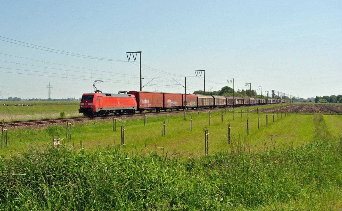 152 051-9 fuhr am 05.06.2015 mit einem Güterzug nach Emden, hier bei Petkum.