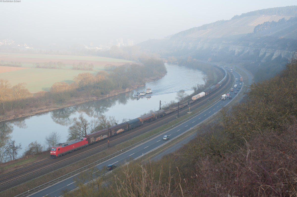 152 051-9 mit einem gemischten Güterzug bei Himmelstadt Richtung Würzburg, 16.03.2017