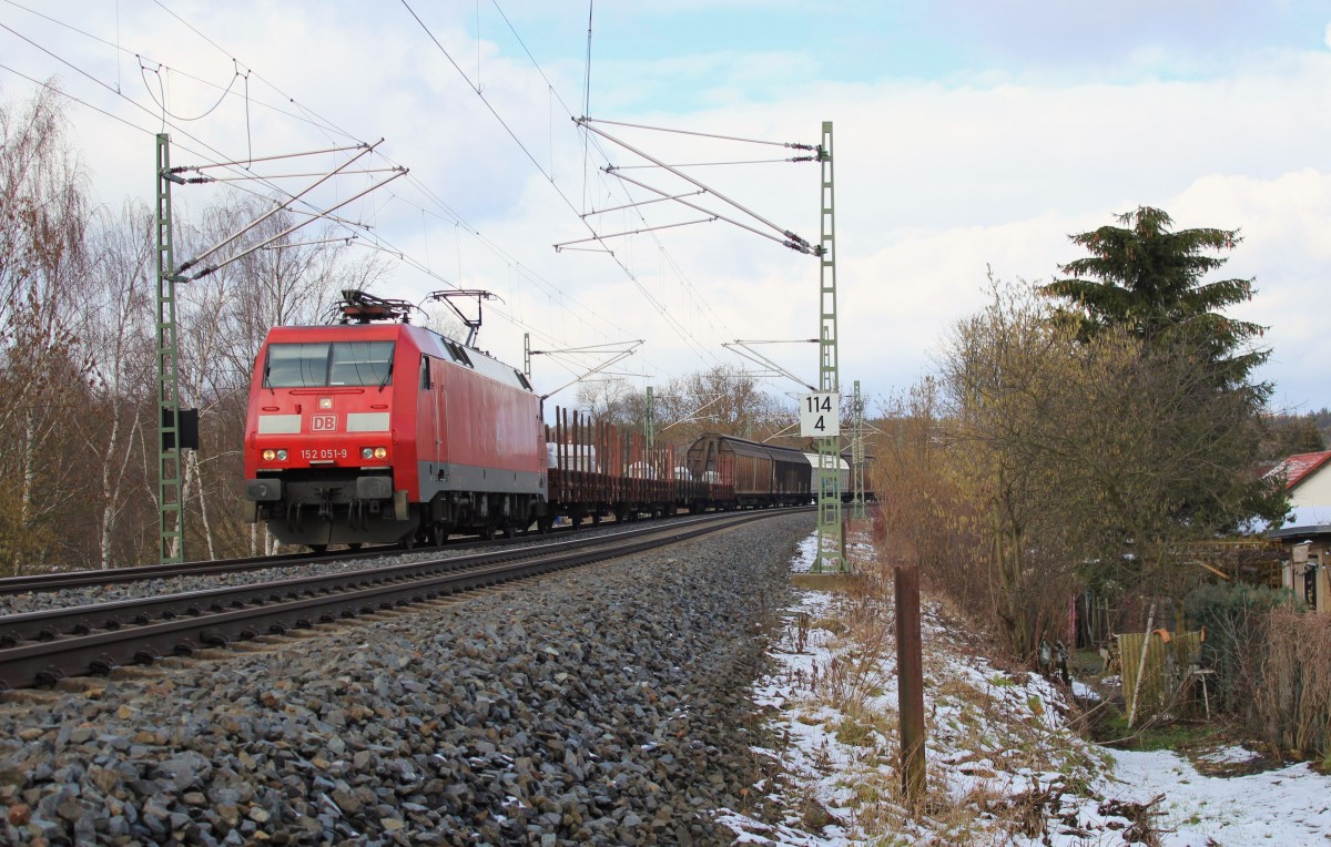 152 051 mit einem Frankenwaldumleiter zu sehen am 24.02.16 in Plauen/V.
