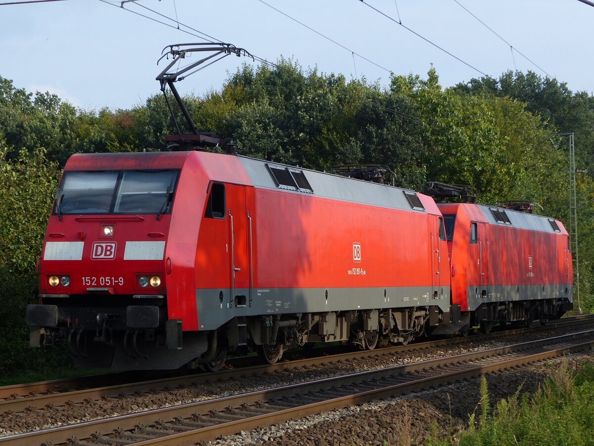 152 051 und Schwesterlok in der Bauerschaft Hummeldorf bei Salzbergen, 19.09.17