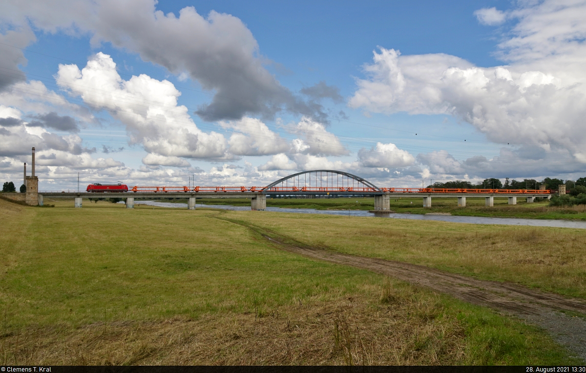 152 052-7 (Siemens ES64F) rollt mit leeren gelben Autotransportwagen in Torgau über die Elbe Richtung Eilenburg.

🧰 DB Cargo
🚩 Bahnstrecke Halle–Cottbus (KBS 219)
🕓 28.8.2021 | 13:30 Uhr