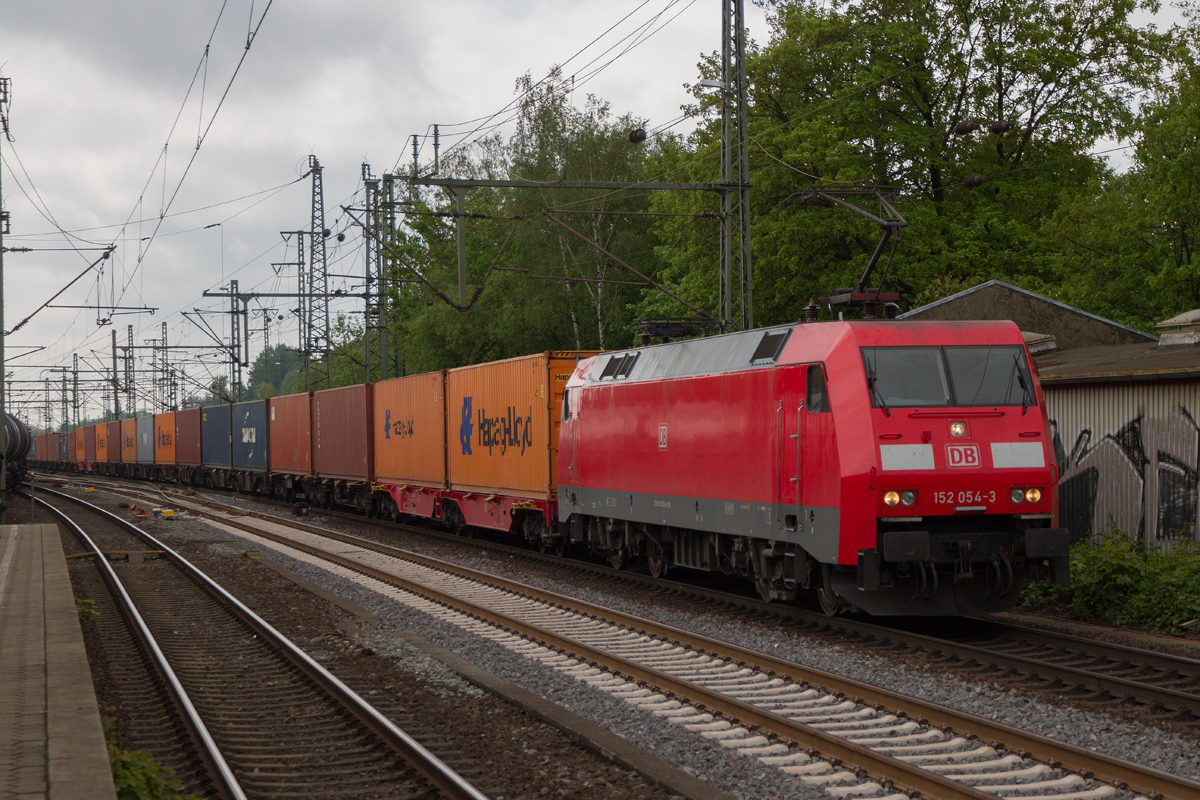 152 054-3 mit einem Containerzug in Hamburg Harburg, am 17.05.2019.