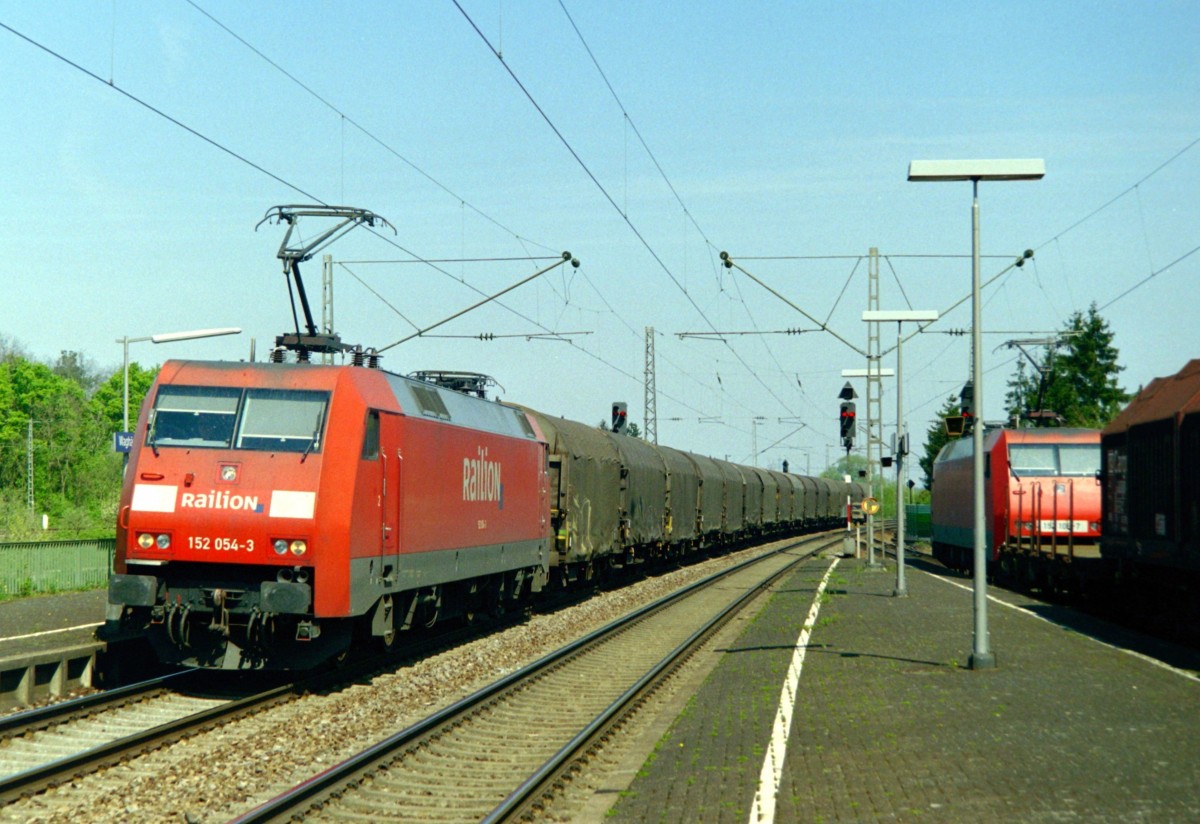 152 054 mit Gterzug Richtung Karlsruhe am 14.04.2007 in Waghusel