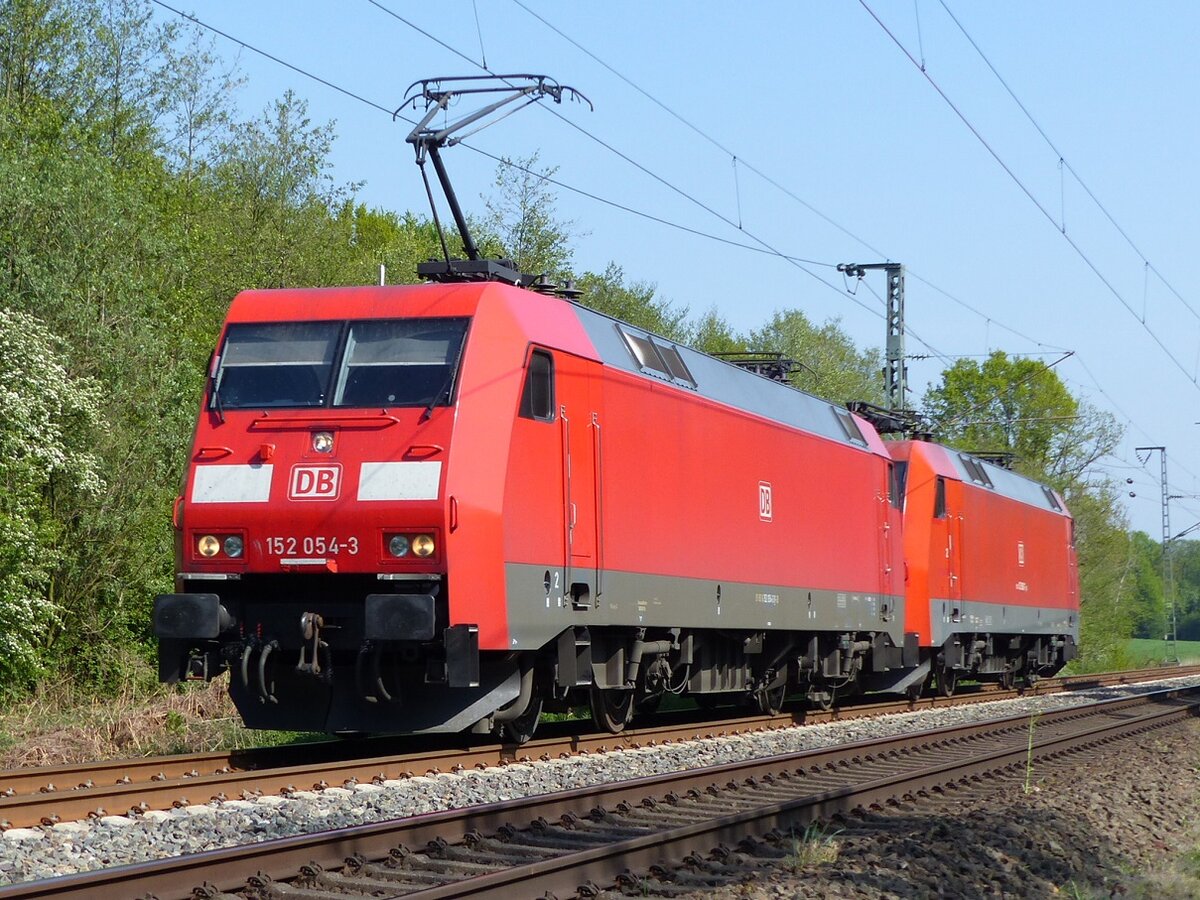 152 054 und Schwesterlok in Rheine=Bentlage, 30.04.19