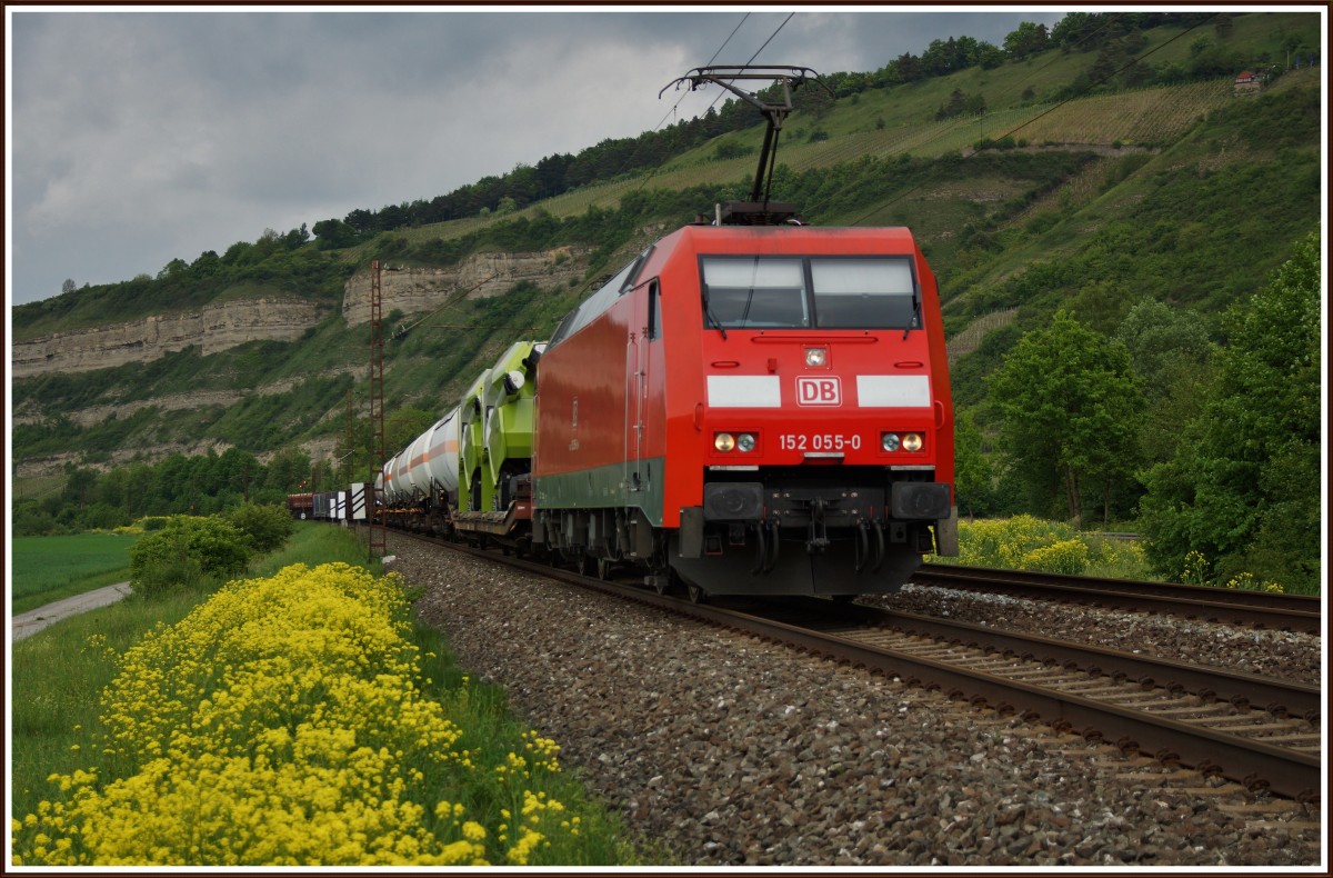 152 055-0 ist mit einen gemischten Güterzug Richtung Süden am 08.05.14 unterwegs.