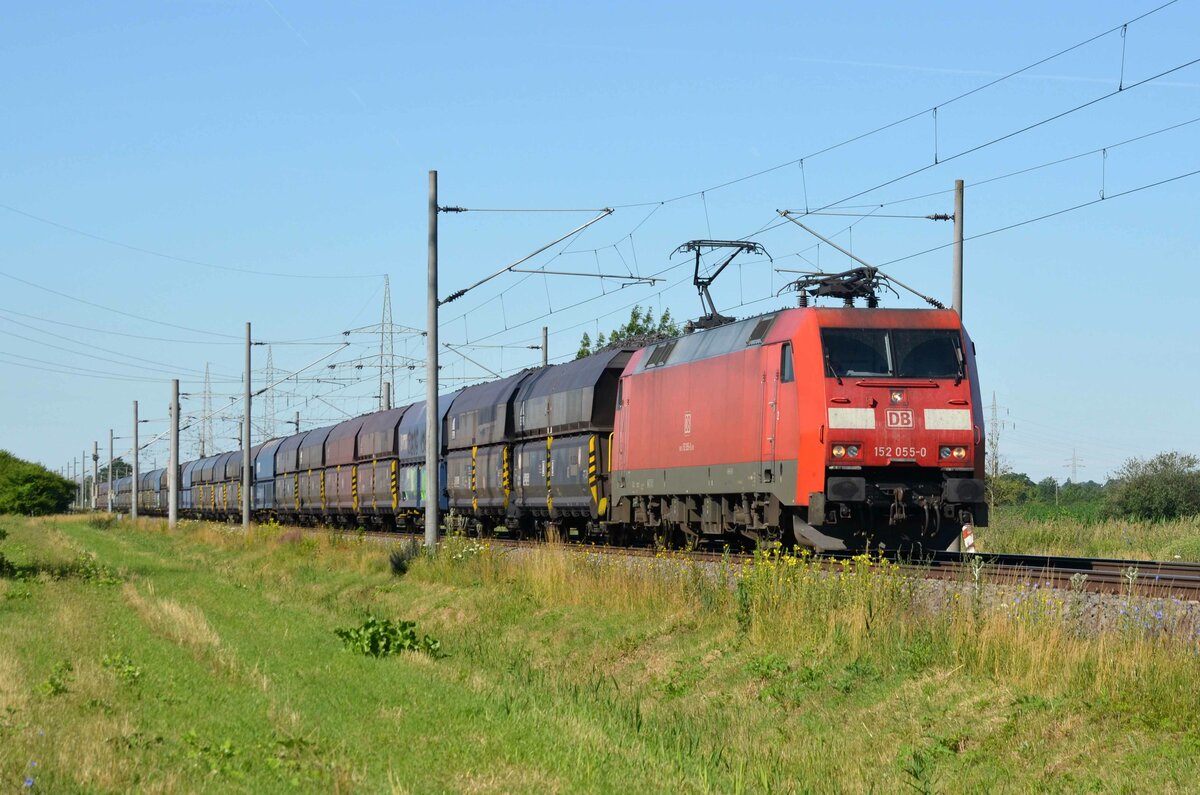 152 055 führte am 06.07.21 einen aus VTG- und ERR-Wagen bestehenden Kokszug durch Braschwitz Richtung Magdeburg.