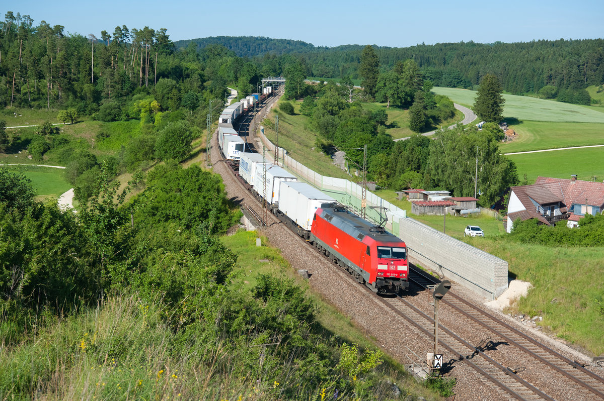 152 055 mit einem KLV-Zug bei Gundelsheim Richtung Donauwörth, 28.06.2019