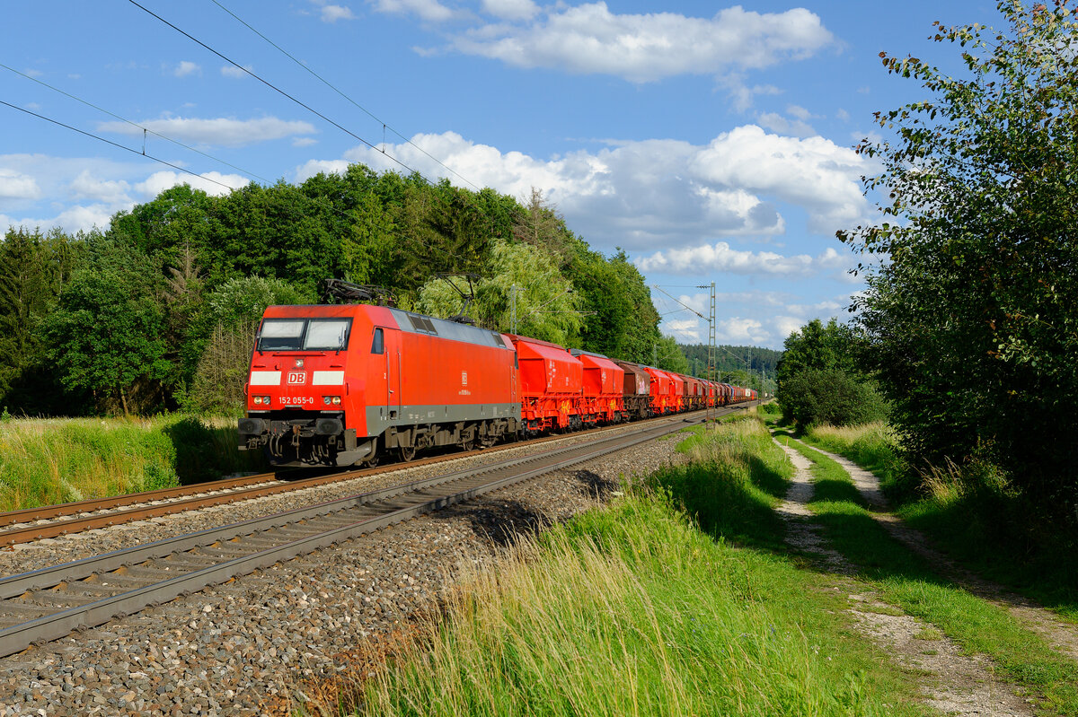 152 055 mit GC 60163 (Schwandorf - Stade) bei Postbauer-Heng, 09.07.2020
