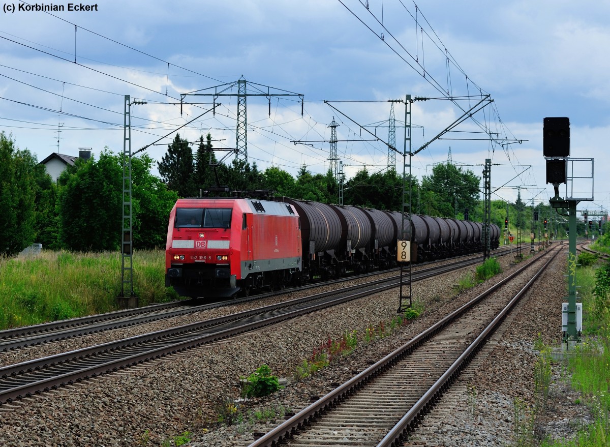 152 056-8 mit einem Kesselwagenzug Richtung Augsburg bei München-Langwied, 04.07.2013