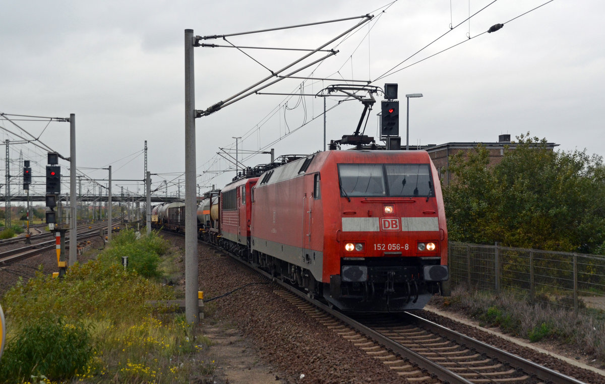 152 056 führte am 22.10.17 ihren gemischten Güterzug aus Richtung Dessau kommend als Gegengleisfahrt durch Bitterfeld Richtung Leipzig. Hinter der Zuglok war 155 060 als Wagenlok eingereiht.