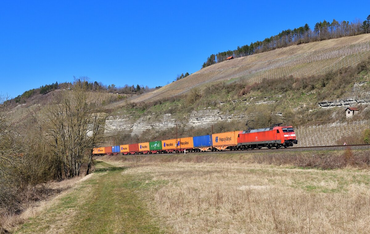 152 056 mit einem Containerzug am 08.03.2022 bei Himmelstadt.