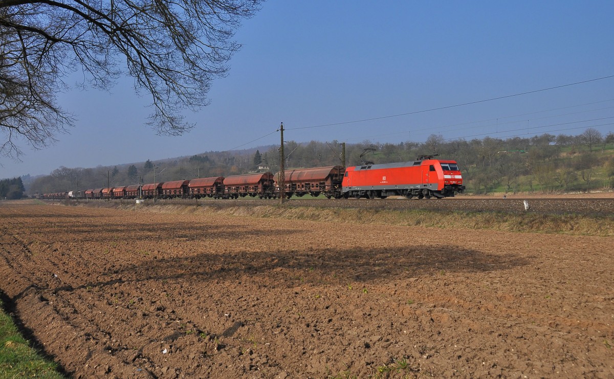 152 056 mit einem Mischer auf der KBS 750 in Richtung Ulm.Aufgenommen bei Ebersbach an der Fils am 8.3.2014