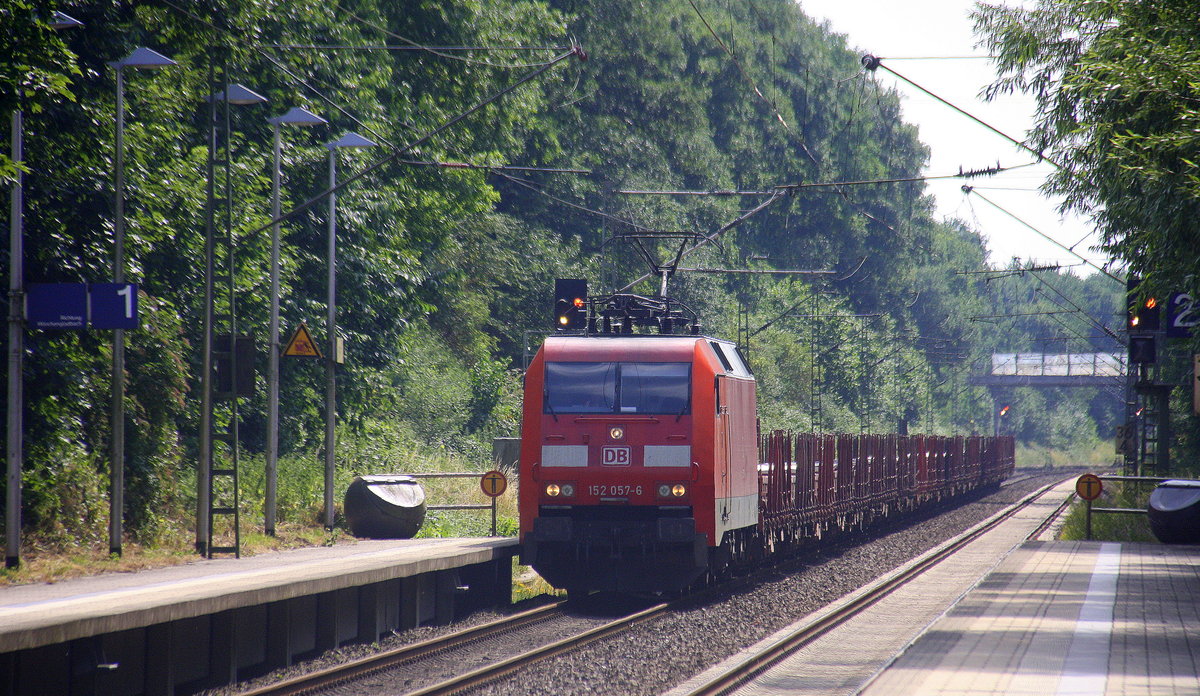 152 057-6 DB kommt aus Richtung Aachen-West,Laurensberg,Richterich,Kohlscheid,Herzogenrath,Hofstadt,Finkenrath,Rimburg,Übach-Palenberg,Zweibrüggen,Frelenberg,Geilenkirchen,Süggerath,Lindern mit einem Güterzug aus   Genk(B) nach Bochum(D) und fährt durch Brachelen in Richtung Hückelhoven-Baal,Baal,Erkelenz,Herrath,Beckrath,Wickrath,Rheydt,Mönchengladbach. 
Aufgenommen vom Bahnsteig 2 in Brachelen.
Bei Sommerwetter am Nachmittag vom 26.6.2017.