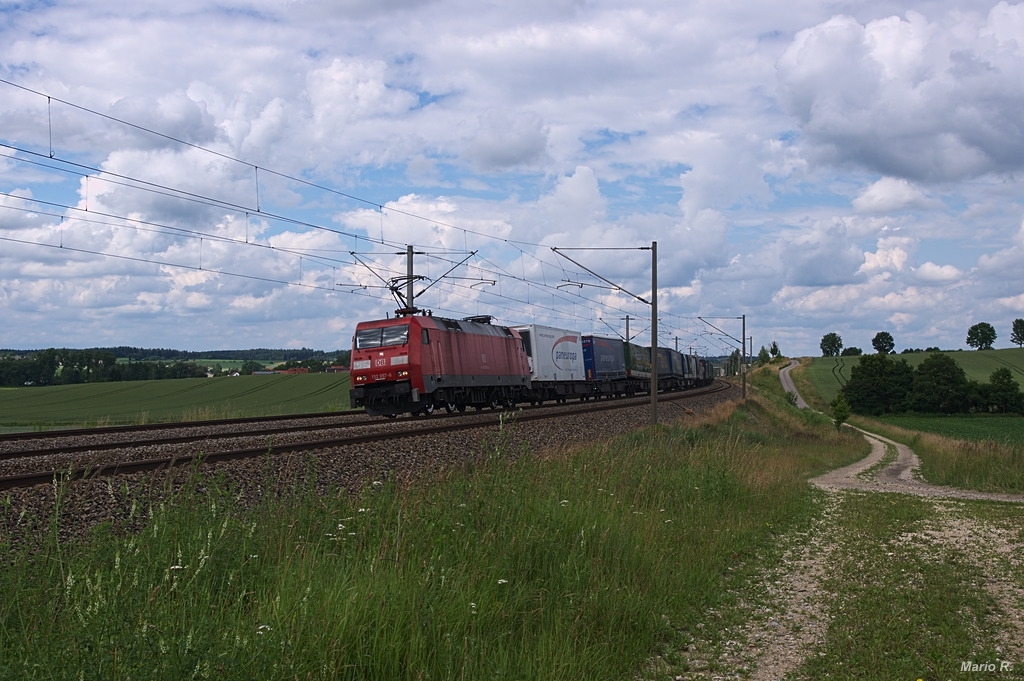 152 057 hatte am 4.7.2013 einen KLV-Zug in Richtung München am Haken. Aufgenommen zwischen Petershausen und Vierkirchen.