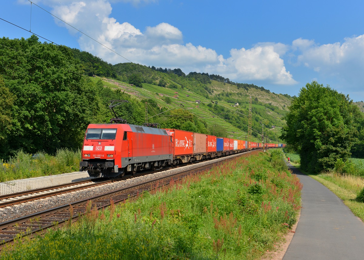 152 057 mit einem Containerzug am 06.07.2013 bei Gambach. 