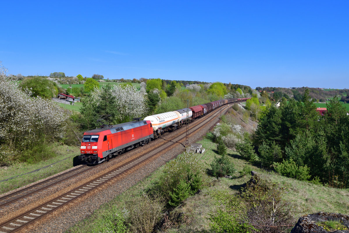 152 057 mit einem Güterzug am 18.04.2018 bei Laaber.