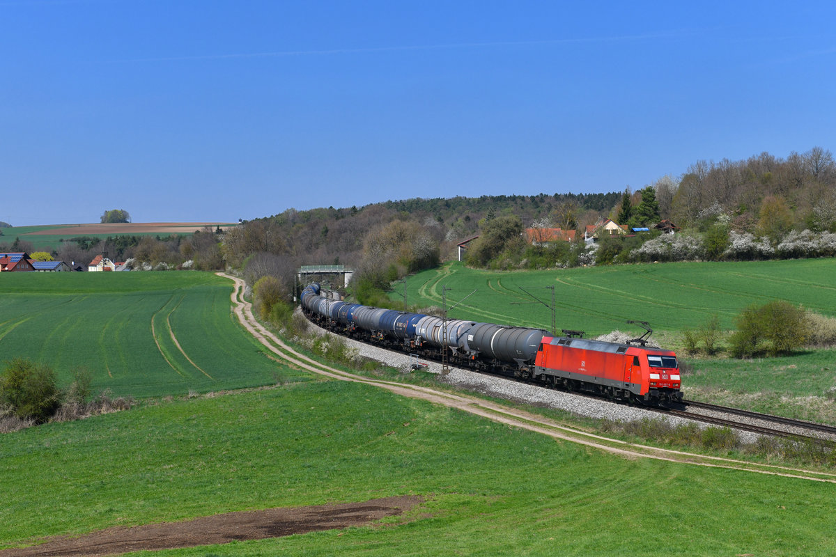 152 057 mit einem Kesselzug am 18.04.2018 bei Edlhausen. 