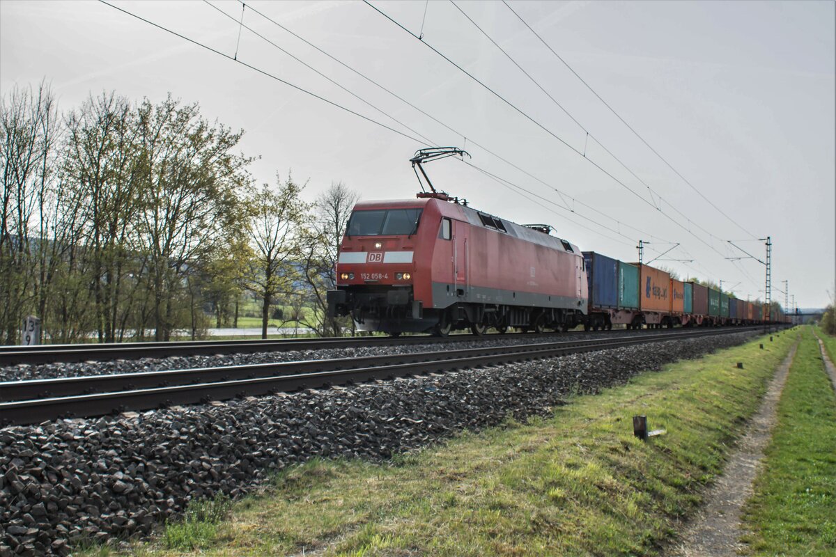 152 058-4 mit einem Containerzug am 13.04.2022 bei Thüngersheim