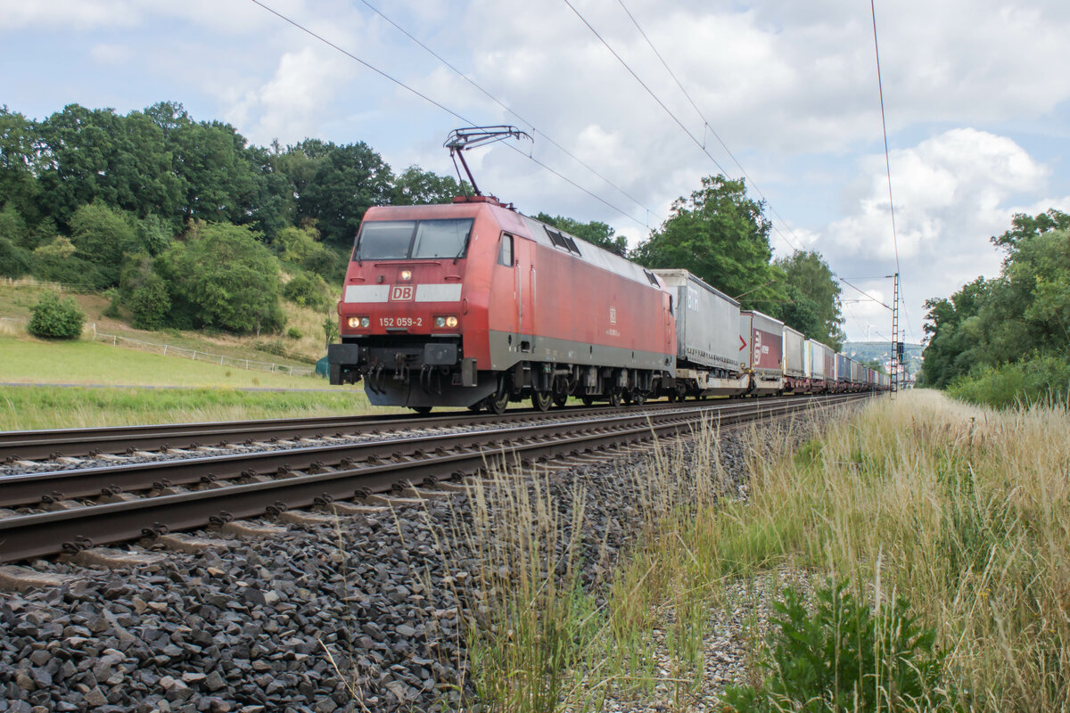 152 059-2 ist am 06.07.2022 mit einem Aufliegerzug bei Unterhaun unterwegs.