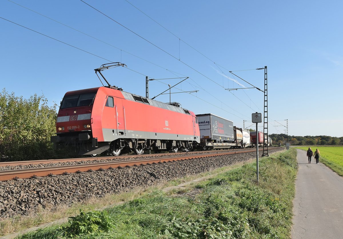 152 059-2 mit einem Containerzug bei Kaarst Broicherseite gen Meerbusch Osterath fahren. 7.10.2018 