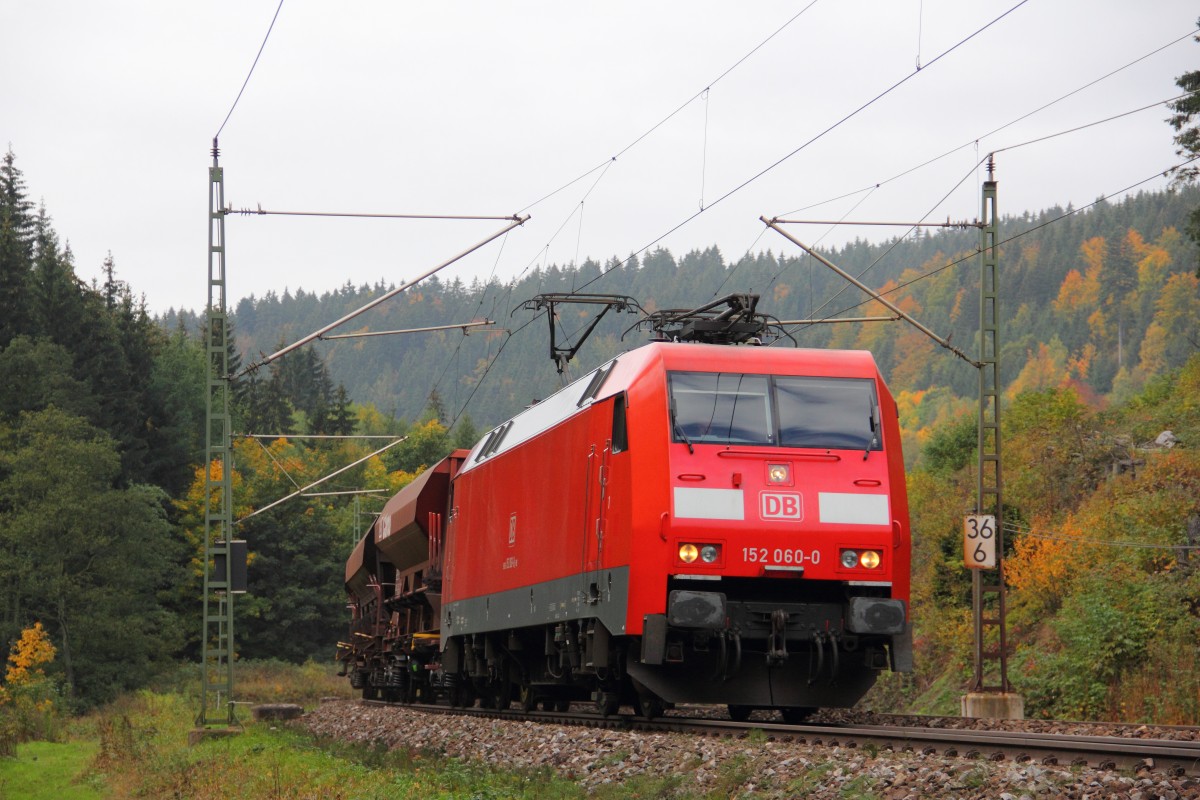 152 060-0 DB Schenker auf der Frankenwaldrampe bei Förtschendorf am 09.10.2015.