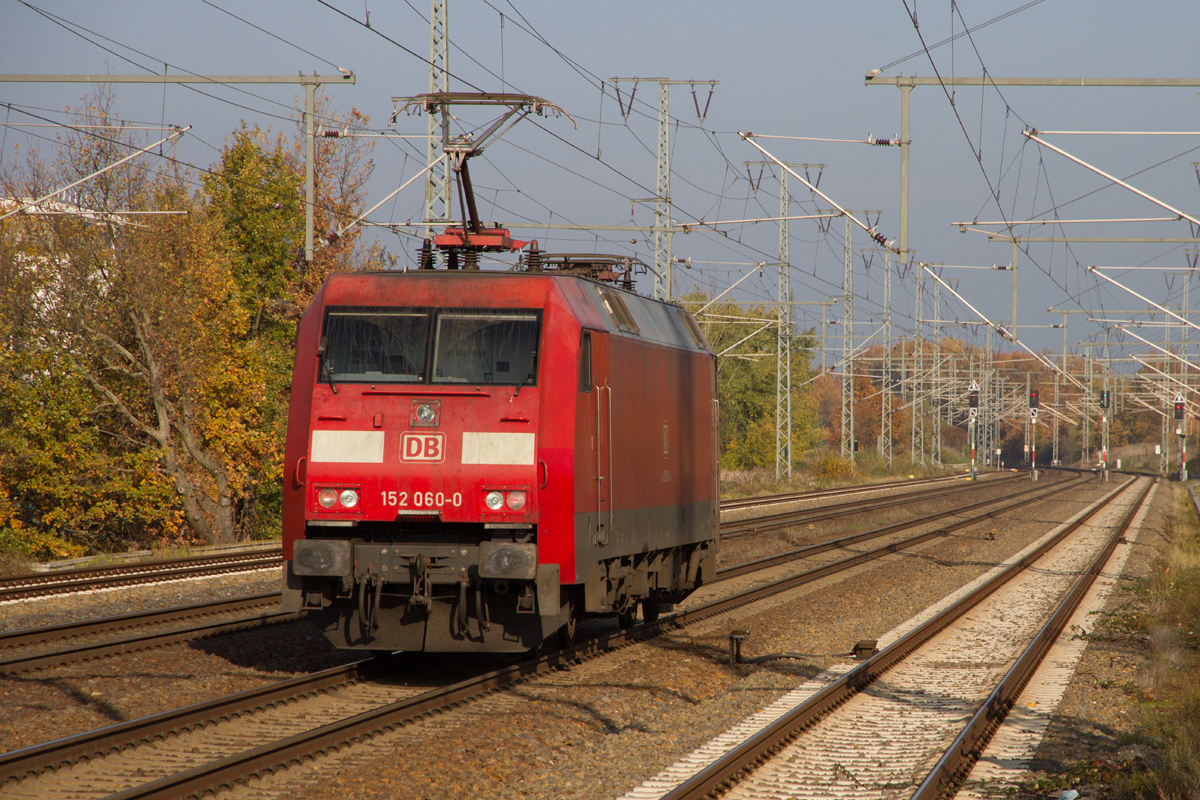 152 060-0 durchfährt Bahnhof Golm, am 14.11.2022.