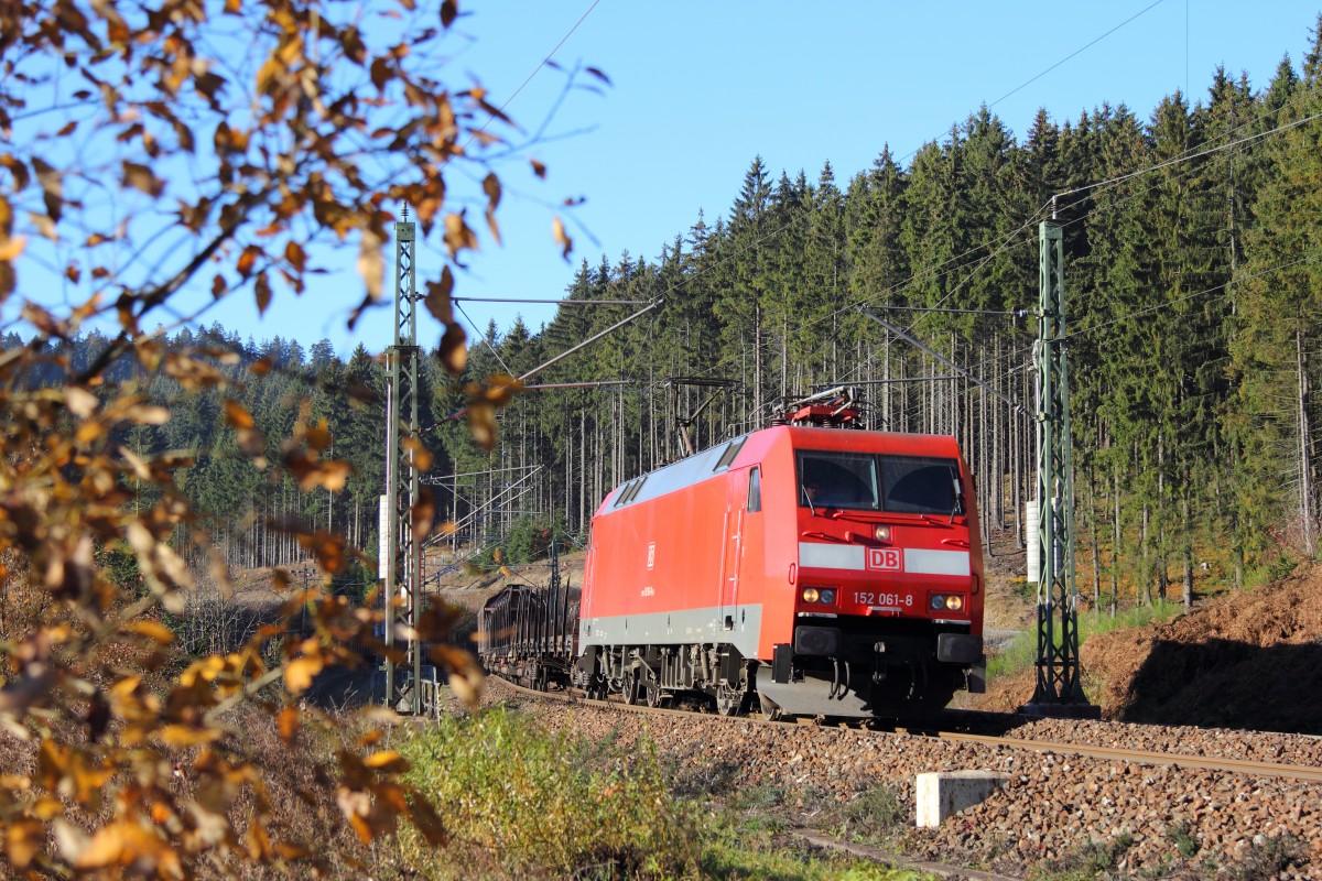 152 061-8 DB Schenker bei Steinbach im Frankenwald am 03.11.2015.