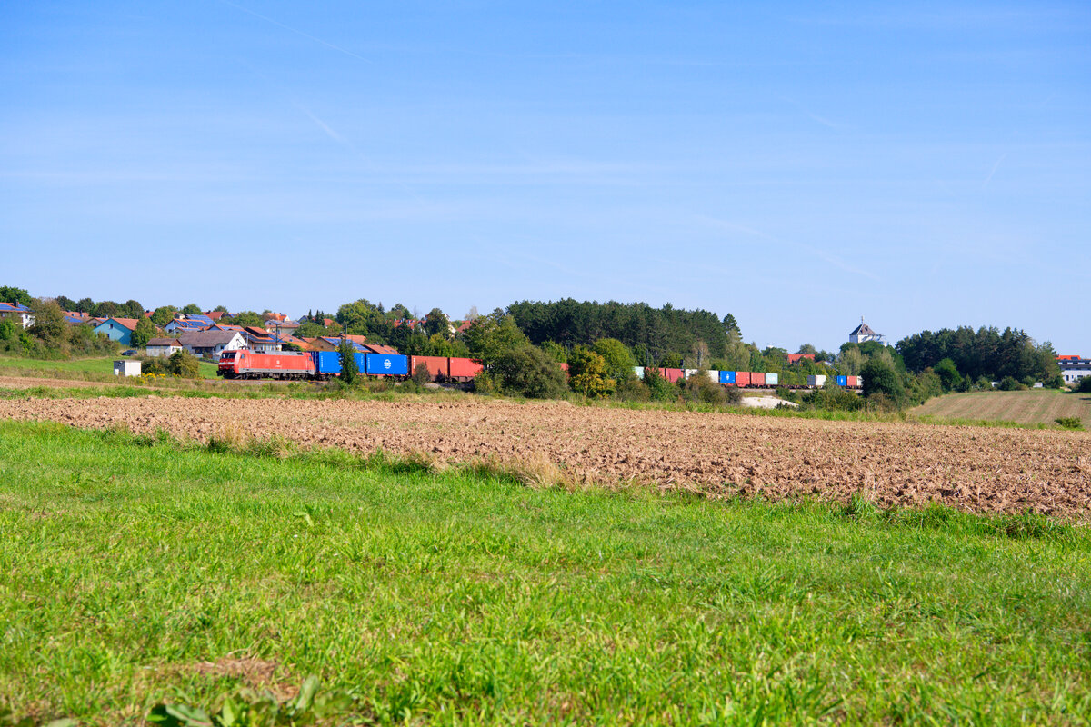 152 061 DB Cargo mit einem Containerzug bei Laaber Richtung Nürnberg, 14.09.2020