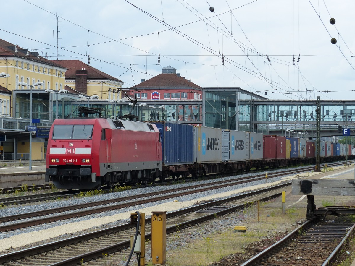 152 061 durchfährt mit eine Containerzug am 15.05.2014 den Regensburger Hauptbahnhof.