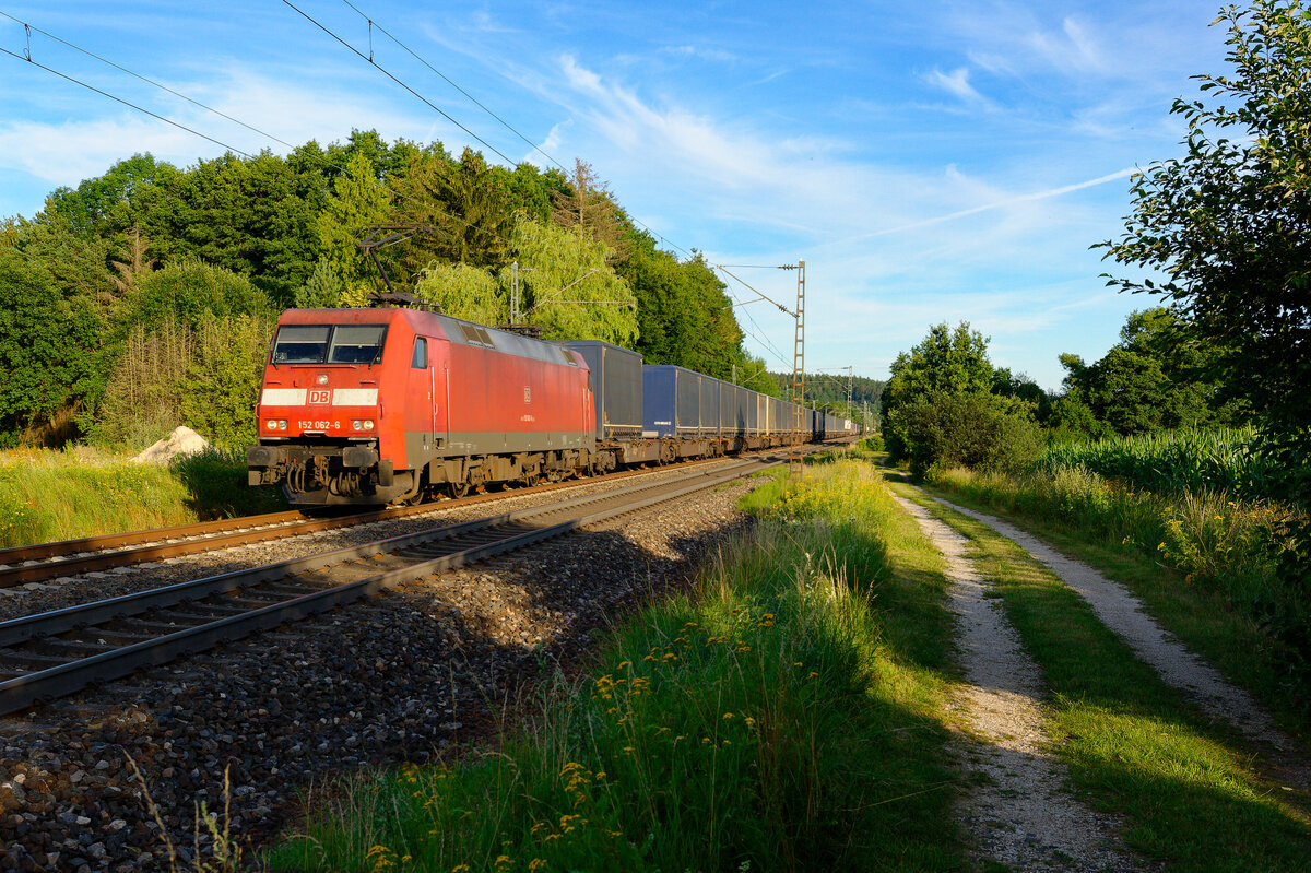 152 062 mit KT 50020 (Landshut Hbf - Hannover Linden) bei Postbauer-Heng, 27.07.2020