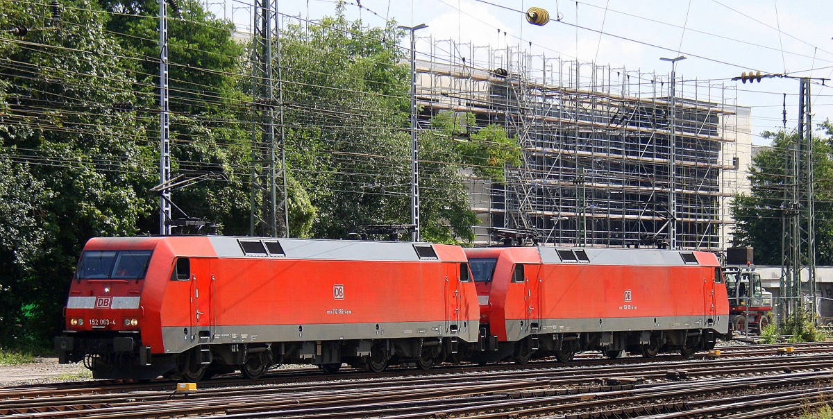 152 063-4 und 152 015-4 beide von DB rangiern in Aachen-West.
Aufgenommen vom Bahnsteig in Aachen-West bei schönem Sonnenschien am 5.8.2014.