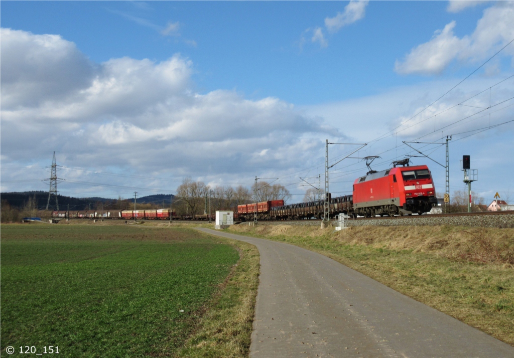 152 063-4 zieht am 03.Mrz 2015 einen gemischten Gterzug durch Gundelsdorf in Richtung Lichtenfels.