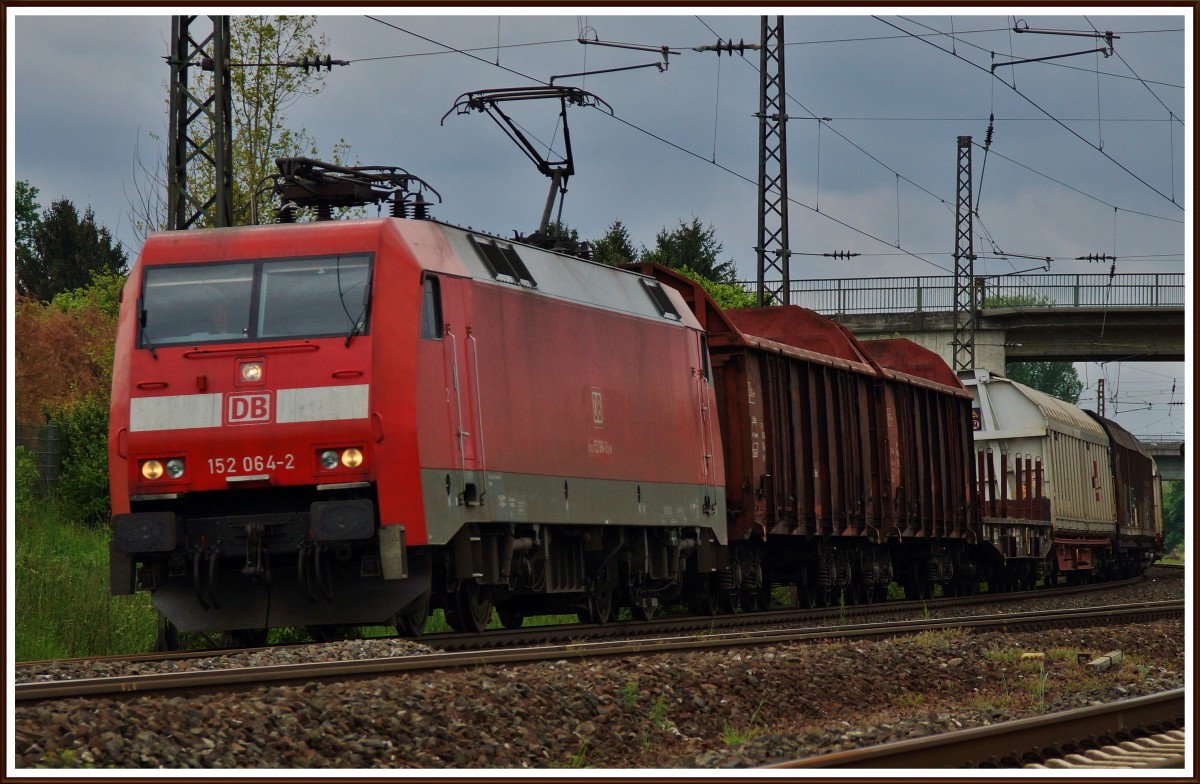 152 064-2 mit einen gemischten Güterzug hinter Retzbach-Zellingen am 08.05.14.