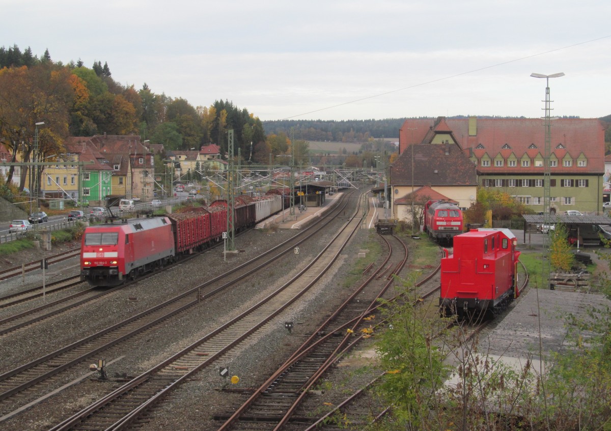152 064-2 zieht am 22. Oktober 2013 einen gemischten G�terzug durch Kronach in Richtung Lichtenfels.