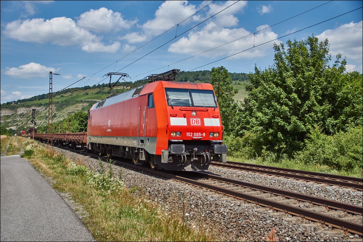 152 065-8 ist am 05.07.2017 mit einen gemischten Güterzug bei Thüngersheim zu sehen.