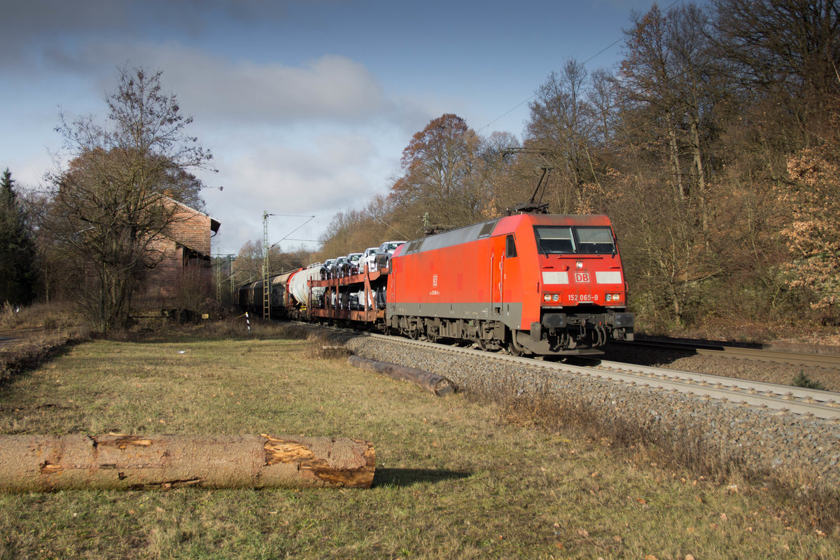 152 065-9 ist am 15.12.16 mit einen gemischten Güterzug bei Vollmerz in Richtung Süden unterwegs.