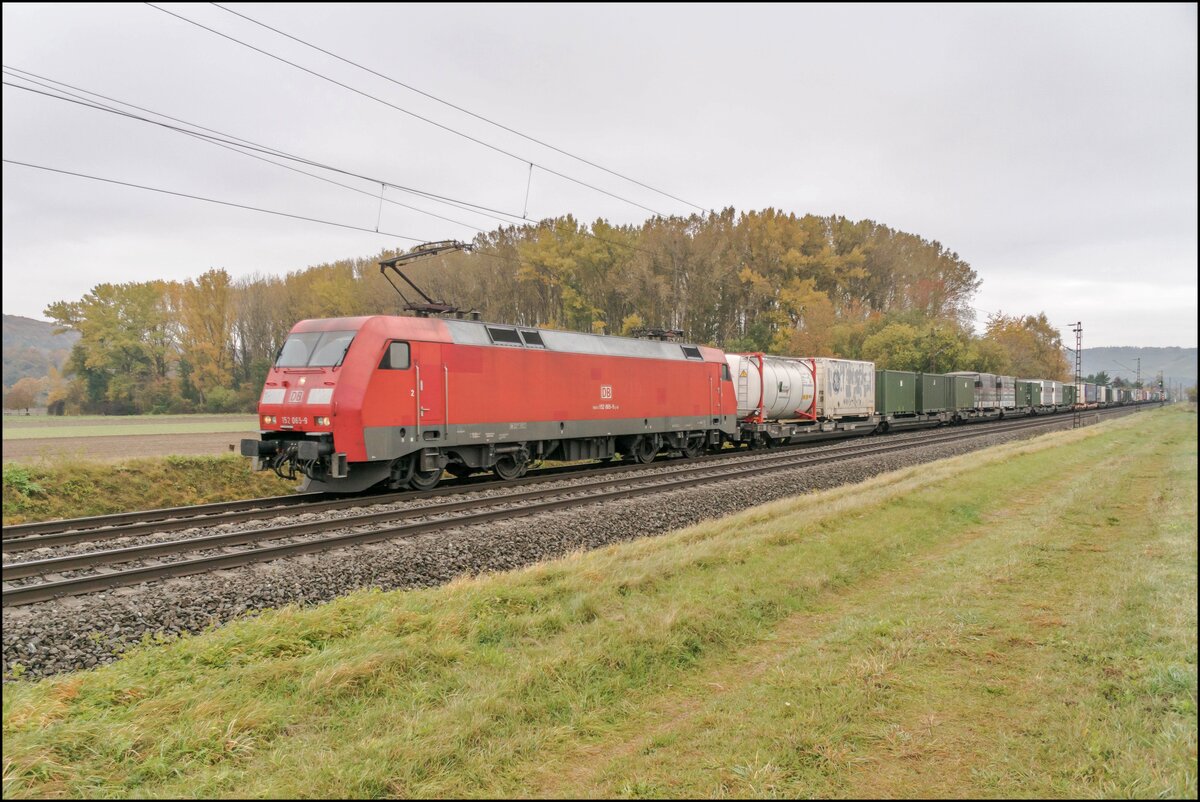 152 065-9 mit einen Aufliegerzug am 27.10.2021 bei Himmelstadt.