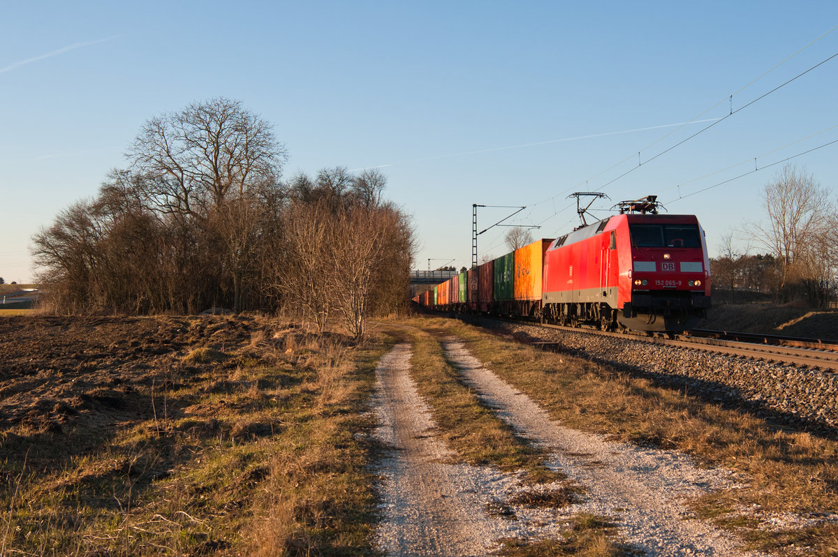 152 065 mit einem Containerzug bei Postbauer-Heng Richtung Regensburg, 24.02.2019
