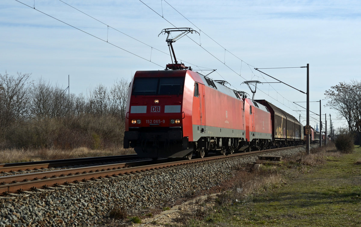 152 065 schleppte zusammen mit 152 118 am 23.02.19 einen gemischten Güterzug über das Gegengleis durch Greppin Richtung Dessau.