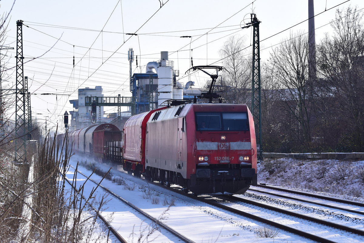 152 066-7 durchfährt den Bahnhof Grevenbroich mit einem Mischer am Haken gen Mönchengladbach.

Grevenbroich 09.02.2021