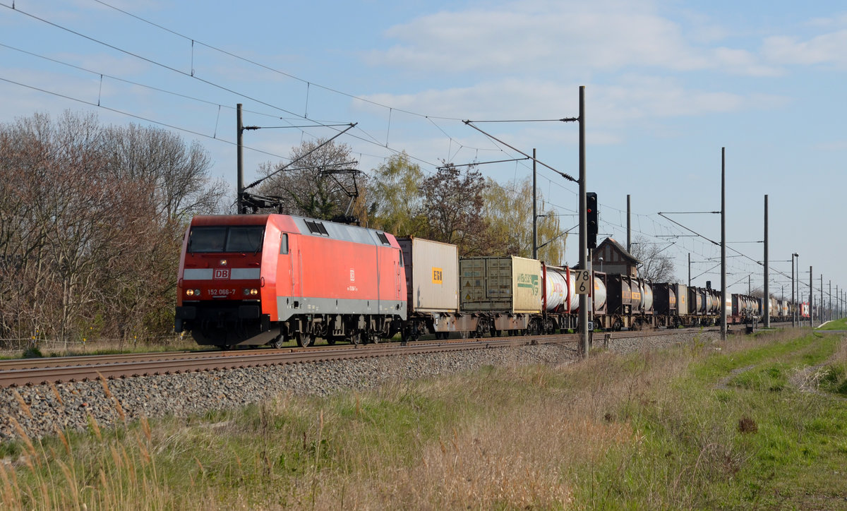 152 066 schleppte am 11.04.19 einen Containerzug durch Braschwitz Richtung Halle(S).
