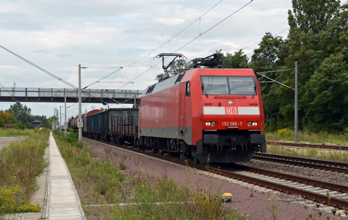 152 066 schleppte am 30.08.14 einen kurzen Güterzug durch Wolfen Richtung Bitterfeld.