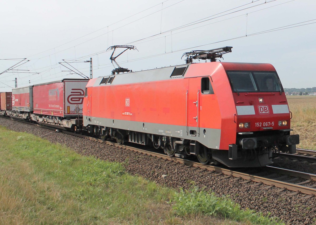 152 067-5 am 19.8.2015 auf der Riedbahn mit einem Containerzug Richtung Norden